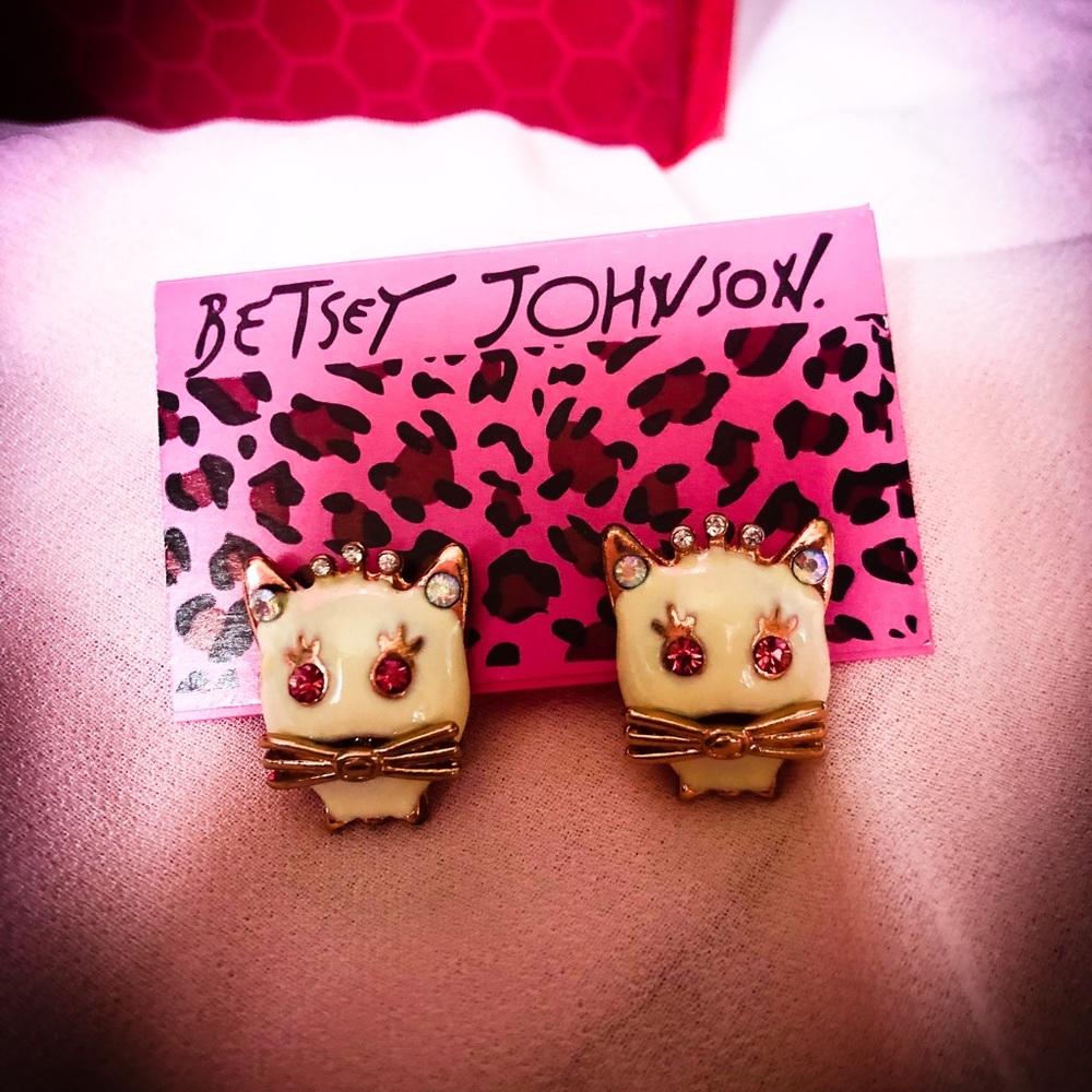 NWT Betsey Johnson Kitty Cat wearing Tiara Earrings - Picture 1 of 8